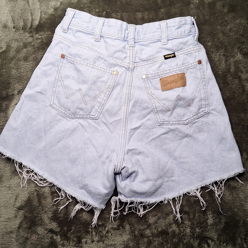 Wrangler‎ High Waisted Jean Shorts Distressed Light Wash Size 26